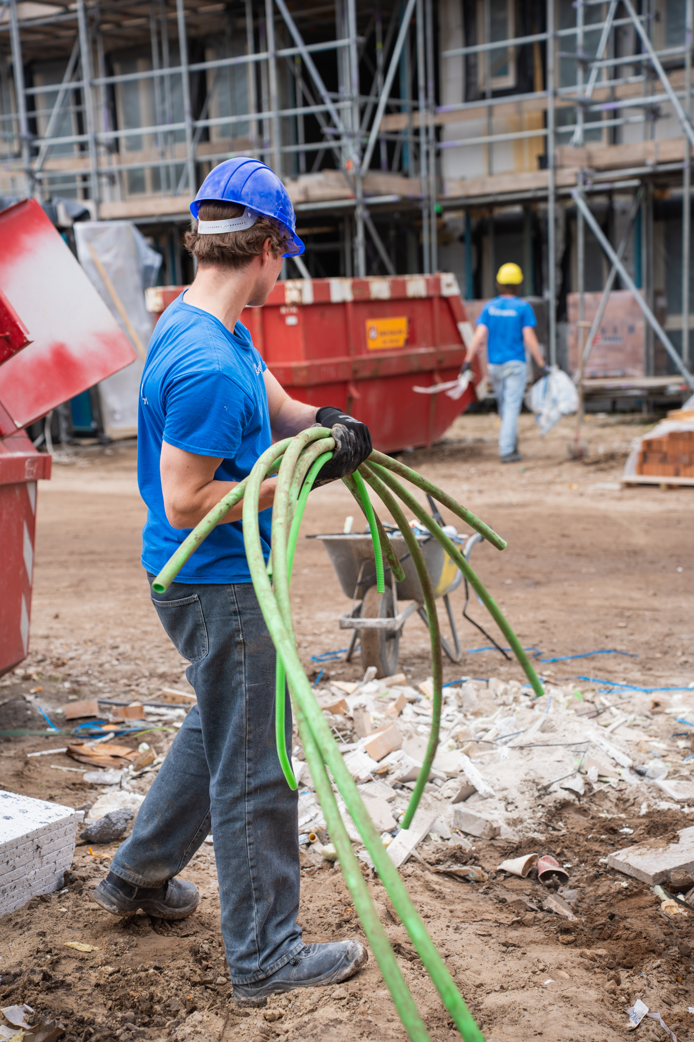 Sjouwer doet opruimwerk in de bouw