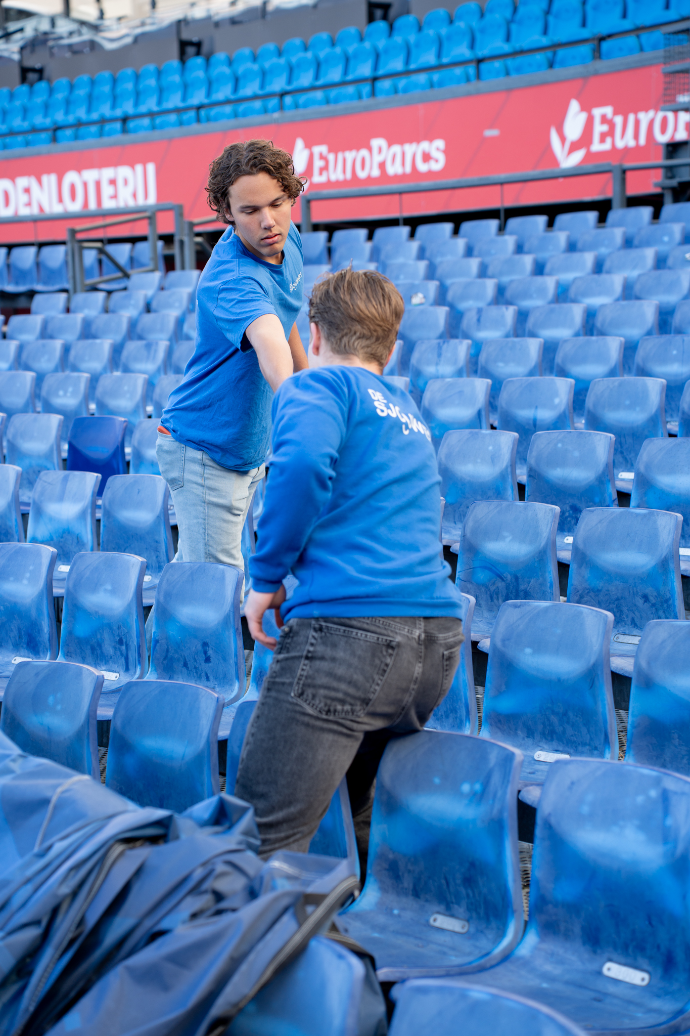 Sjouwers werken bij de Kuip