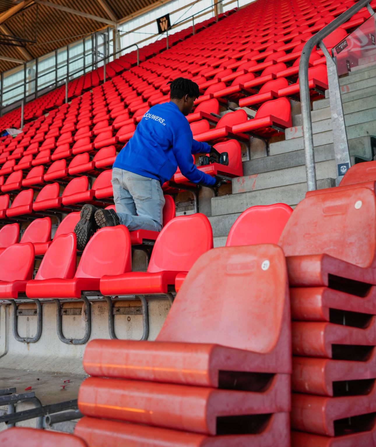 Sjouwer demonteert stoel bij FC Utrecht