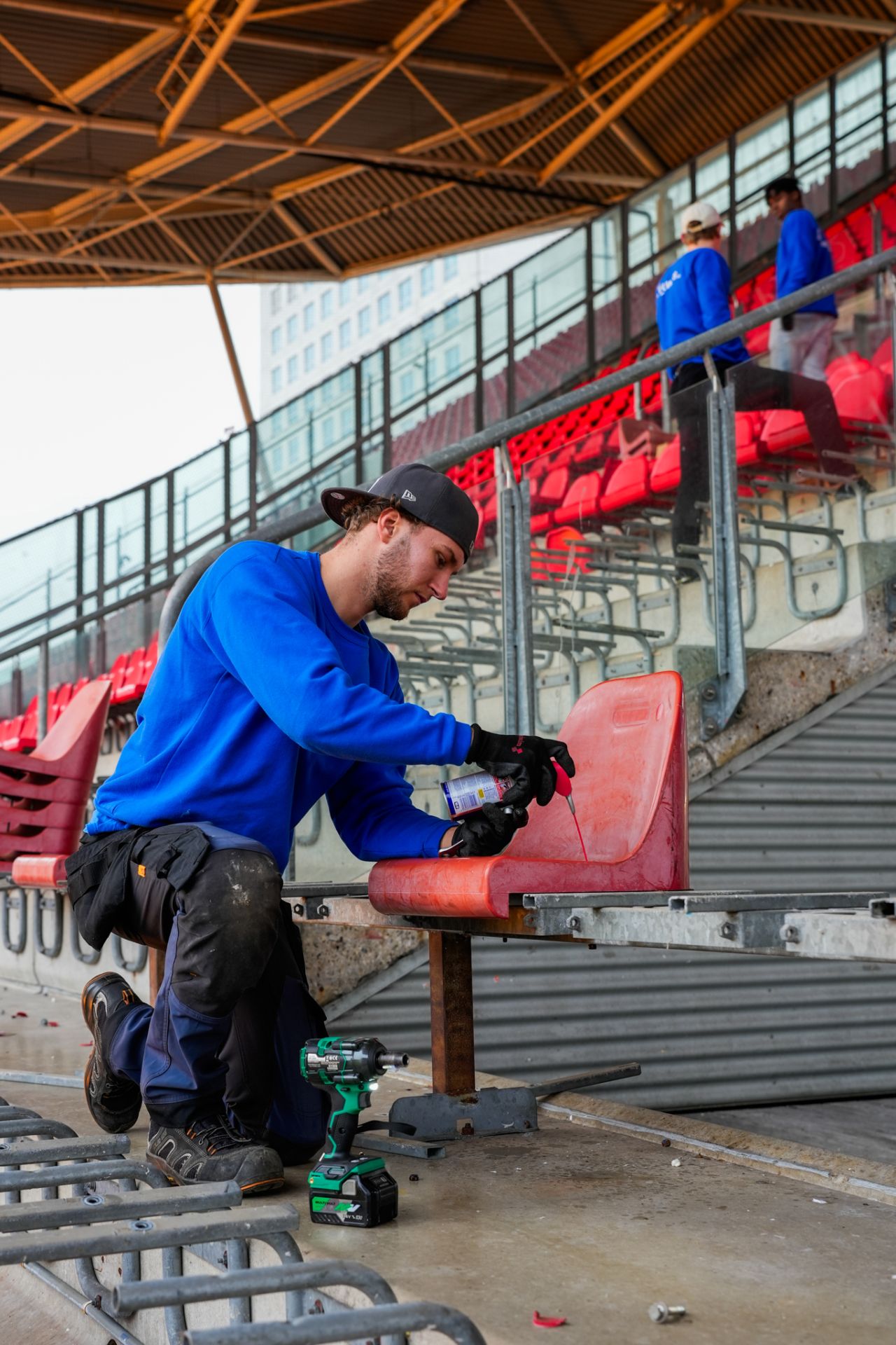 Sjouwer monteert stoel bij FC Utrecht
