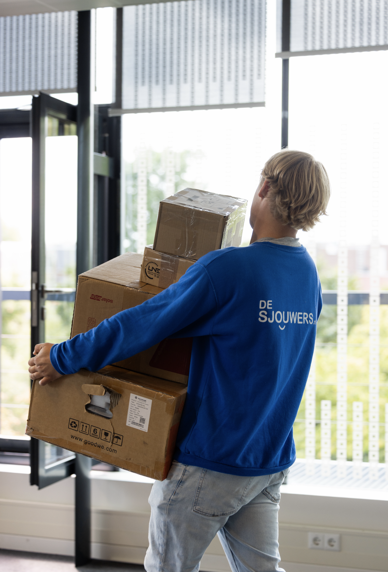 Sjouwers verhuizen werkplekken voor Van Oers
