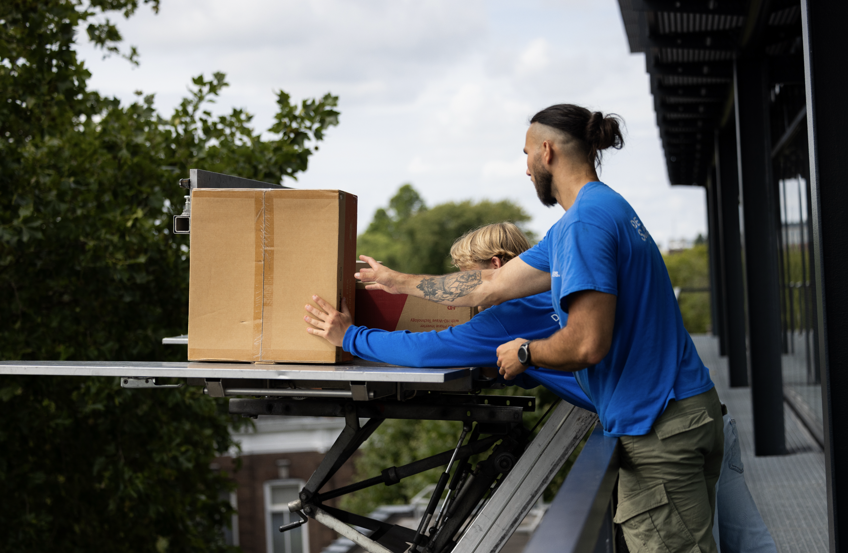 Sjouwers tillen producten op locatie