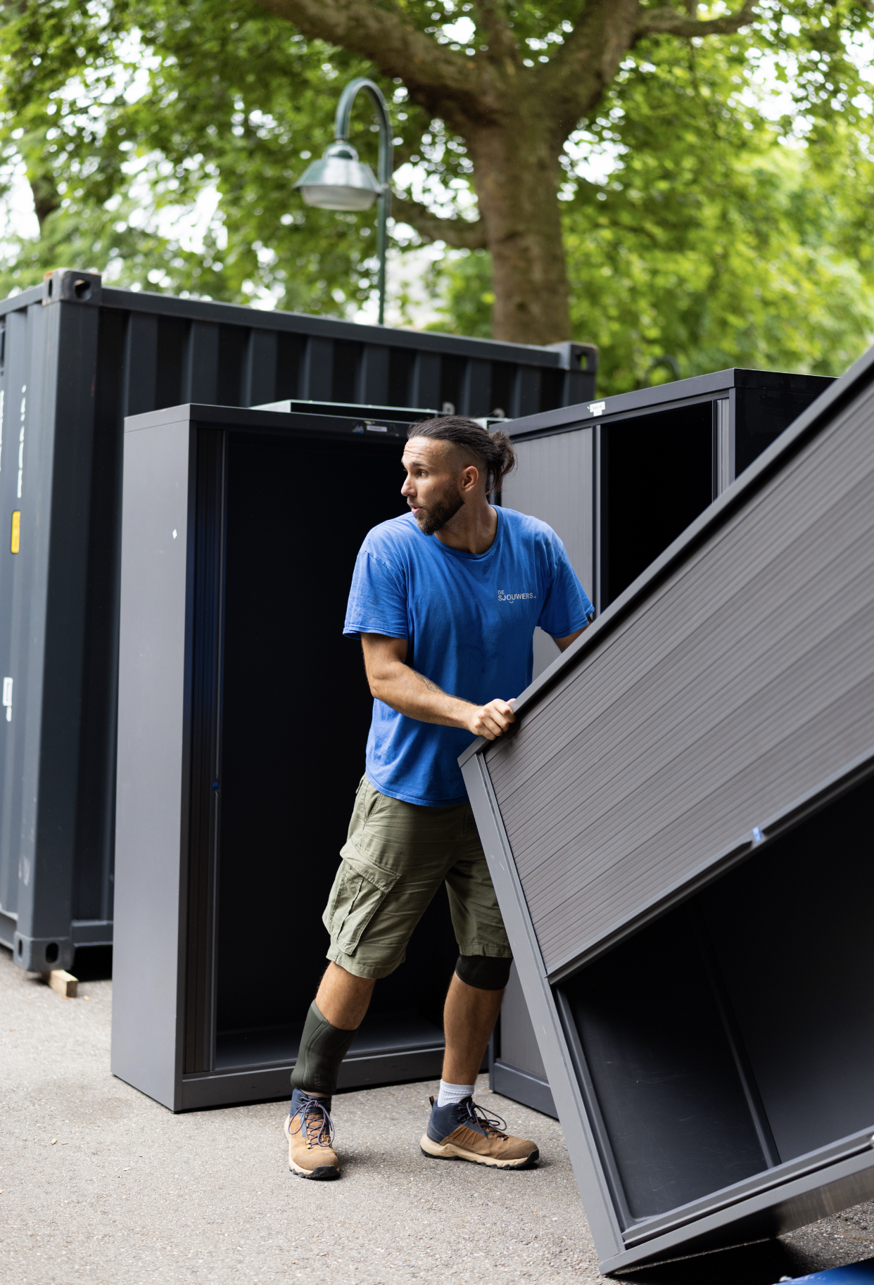 Sjouwers verplaatsen meubels en materialen bij projectinrichting
