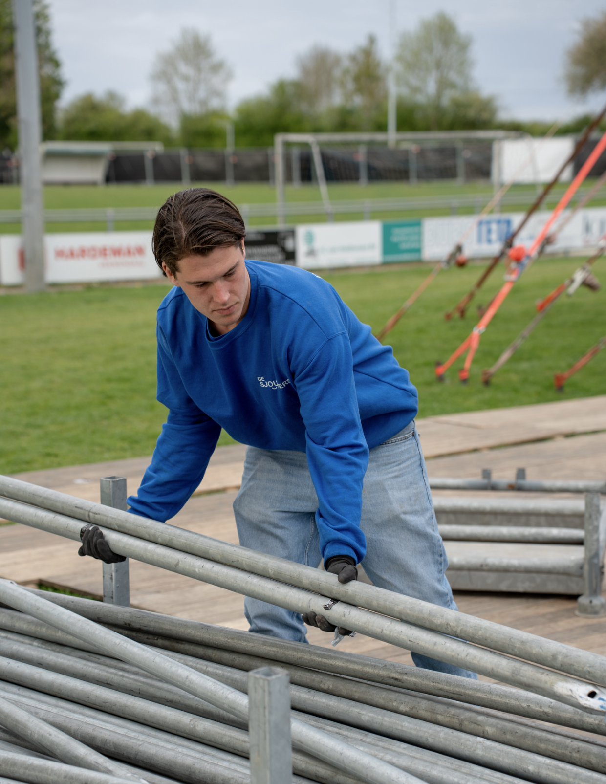 Sjouwer aan het werk bij opbouw van een evenement