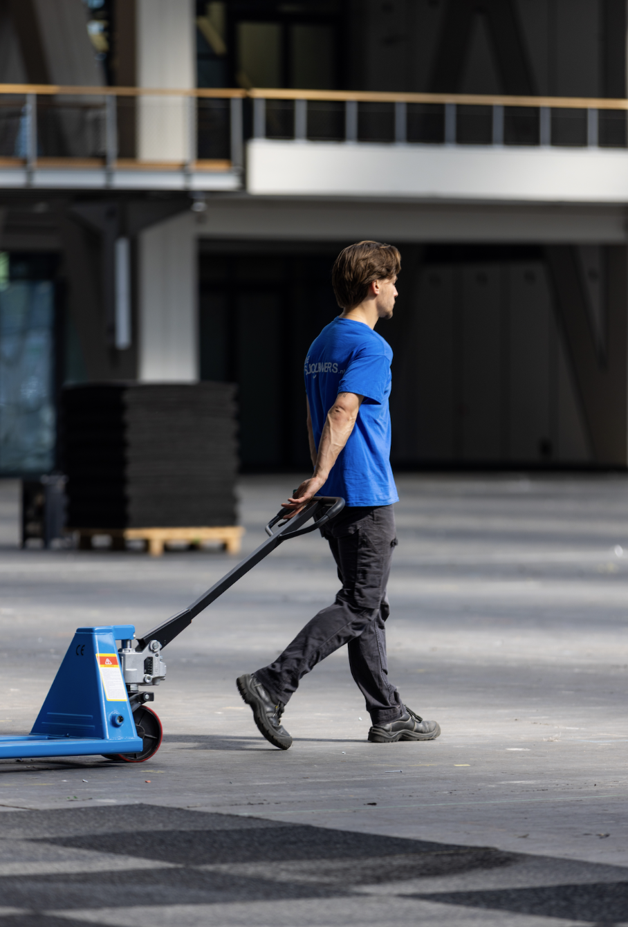 Sjouwers verplaatsen materialen op de bouwplaats