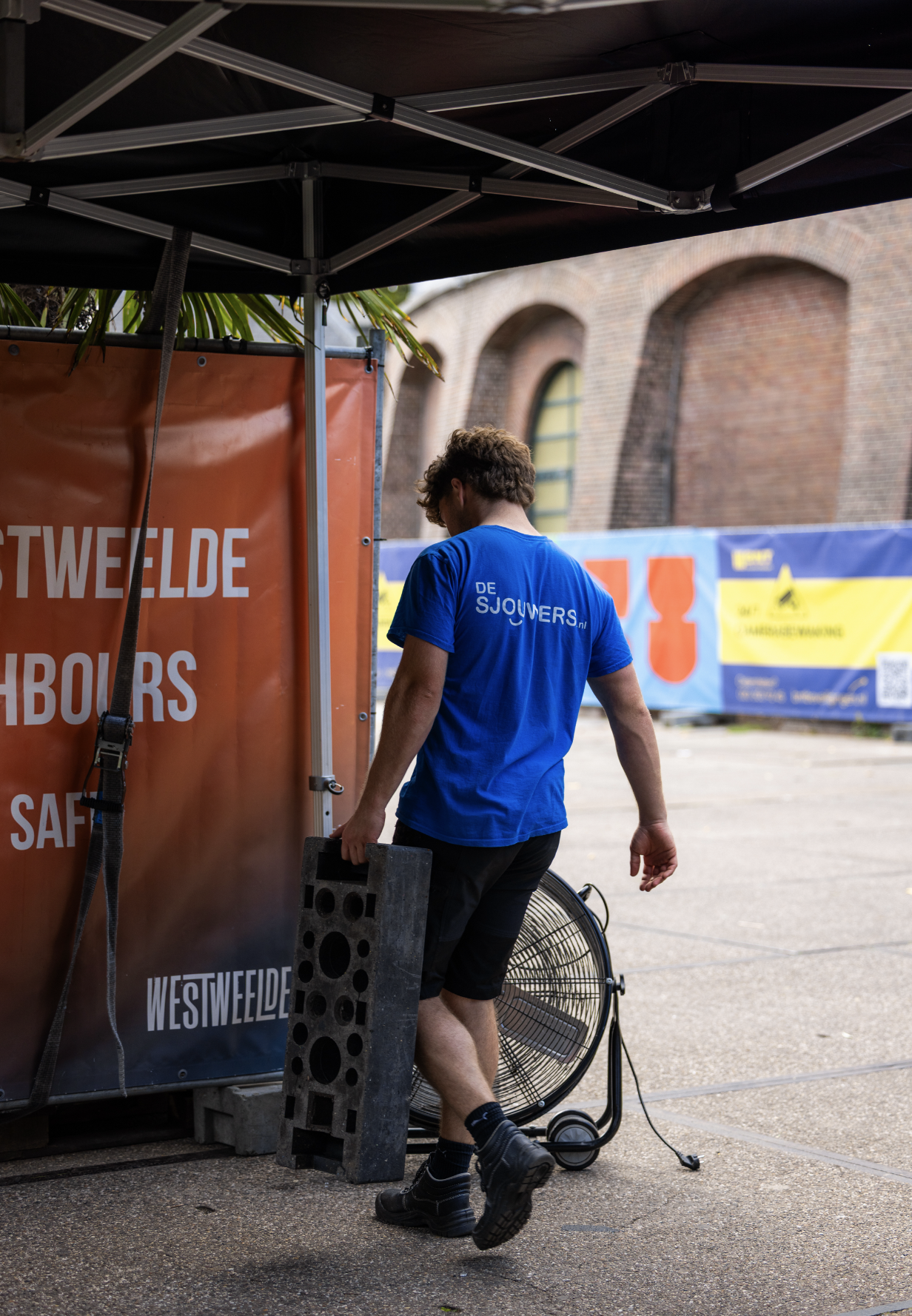 Sjouwer helpt als stagehand op festival